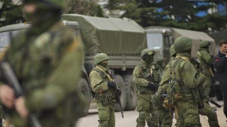 Soldaten ohne Abzeichen blockieren eine ukrainische Militärbasis auf der Krim.