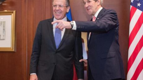US-Außenminister John Kerry (r.) und sein russischer Amtskollege Sergej Lawrow wollen wieder miteinander reden.