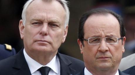 Frankreichs Präsident Francois Hollande zusammen mit Premierminister Jean-Marc Ayrault. Nach der krachenden Niederlage der Sozialisten bei den Kommunalwahlen baut Frankreichs Präsident François Hollande die Regierung um.