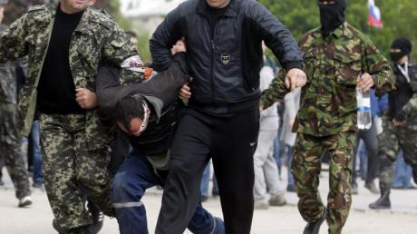 Gewalt in der Ostukraine: Prorussische Kräfte führen einen ihrer Gegner in Donetsk ab.
