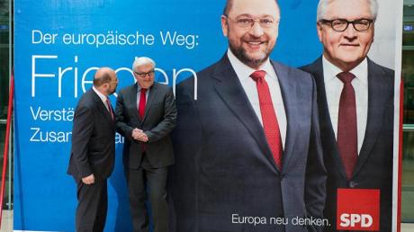 Martin Schulz (l), Spitzenkandidat der Sozialdemokraten zur Europawahl, und Außenminister Frank-Walter Steinmeier während eines Auftritts zum Europawahlkampf in Berlin.