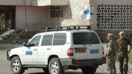 Ein OSZE-Fahrzeug in der Ukraine: Vier Mitarbeiter der Organisation, die im Mai entführt worden waren, sind nun wieder frei.