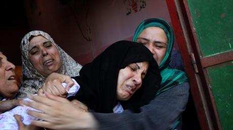 Eine Mutter in Gaza trauert um ihren getöteten dreijährigen Sohn.