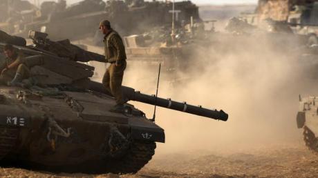 Israelische Panzer an der Grenze zum Gazastreifen: Im Gazastreifen starben bereits mehr Menschen als bei der letzten Runde der Gewalt vor knapp zwei Jahren. 