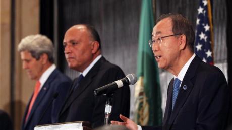 UN-Generalsekratär Ban Ki Moon (r) und die Außenminister von Ägypten und den USA, Sameh Shoukry und John Kerry (l), sprechen in Kairo vor Pressevertretern.