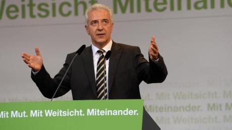 Die Landtagswahl 2014 in Sachsen wird wohl spannend. Ministerpräsident Stanislaw Tillich und seine CDU sind laut Umfrage zwar in Front, der Koalitionspartner FDP schwächelt aber.