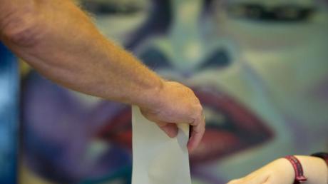 Ein Wähler gibt in Dresden seinen Stimmzettel für die Landtagswahl ab.