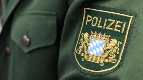 Die Polizei fahndet nach einem Pärchen, das nach einem Unfall am Kreisverkehr in Ustersbach flüchtete.