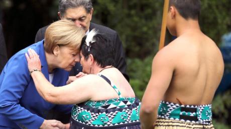 Mit einem traditionellen Maori-Willkommensritual, bei dem die Nasen aneinandergedrückt werden, wird Angela Merkel in Auckland begrüßt.