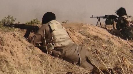 IS-Kämpfer bei einem Schusswechsel.