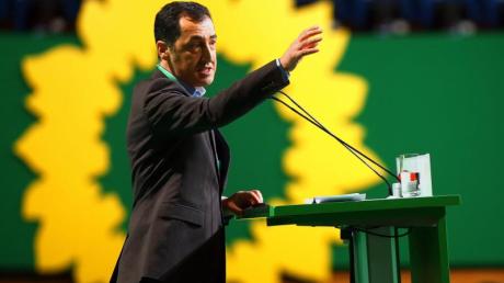 Grünen-Parteichef Cem Özdemir sprach sich zusammen mit anderen für weitere Waffenlieferungen an die Kurden aus. Die Mehrheit der Delegierten lehnt dies ab.