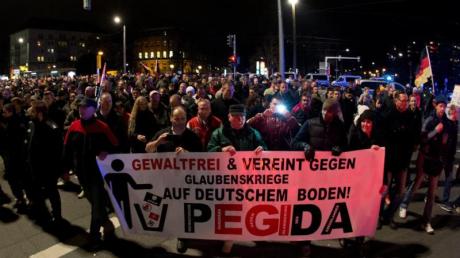 Mit Deutschland-Fahnen, Plakaten und Transparenten ziehen auf Initiative der „Patriotischen Europäer gegen die Islamisierung des Abendlandes“  tausende von Menschen durch Dresden.