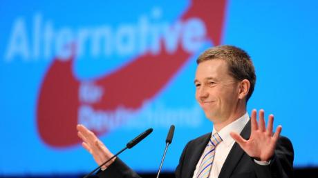 Bernd Lucke nimmt auf dem 3. Bundesparteitag der Alternative für Deutschland in Bremen den Beifall der Delegierten entgegen.