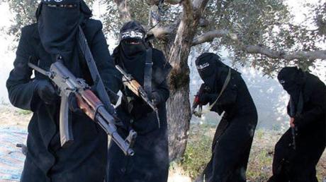 Das Screenshot eines Propagandavideos der IS zeigt voll verschleierte Frauen mit Gewehren.