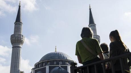 AfD-Politiker wollen Moscheen in Deutschland verbieten und die Religionsfreiheit einschränken.