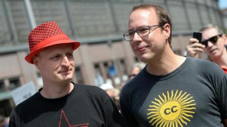 Markus Beckedahl (r), Gründer des Blogs Netzpolitik.org, und Autor Andre Meister während einer Demonstration von Internetaktivisten Berlin.