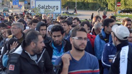 Auf dem Weg nach Deutschland: Flüchtlinge verlassen Salzburg in Richtung Westen. 