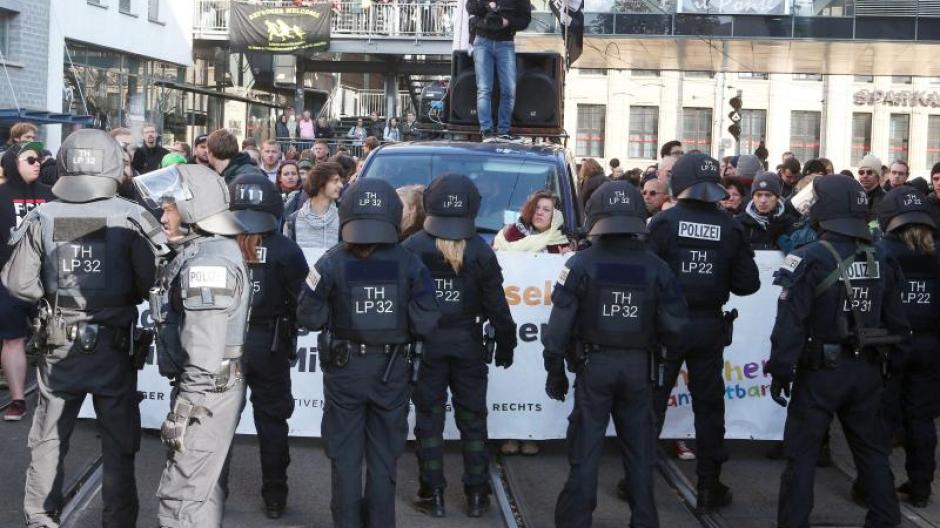 Ein Mann filmt bei einer Demonstration in Jena Polizisten.