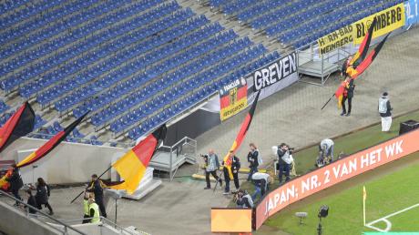 Auszug aus der Fußballarena von Hannover – noch vor dem Anpfiff. Wahrscheinlich ist ein Stadion nie geräuschloser geräumt worden. 