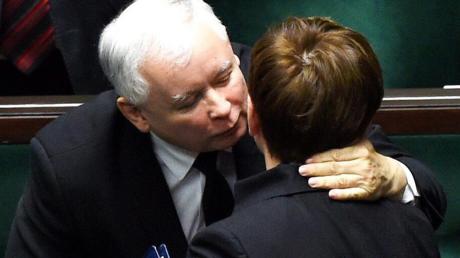 Jaroslaw Kaczynski und Beata Szydlo. Er ist Chef der nationalkonservativen polnischen Regierungspartei PiS, sie ist Ministerpräsidentin.  