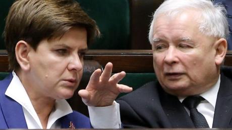Sie formen Polen gerade nach ihrem Willen:
Regierungschefin Beata Szydlo und der Chef der Partei Recht und Gerechtigkeit, Jaroslaw Kaczynski.