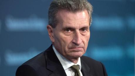 Nach der umstrittenen Medienreform in Polen fordert EU-Kommissar Oettinger eine härtere Gangart gegen Warschau.