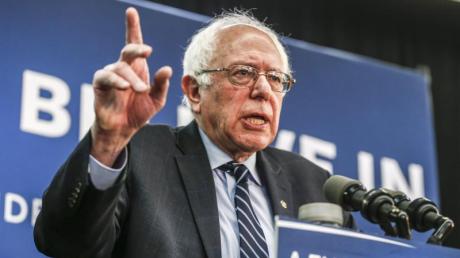Der Senator von Vermont, Bernie Sanders, spricht in Manchester, Iowa, zu seinen Anhängern.