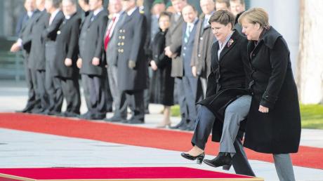 Beate Szydlo ist seit November 2015 Regierungschefin im Nachbarland Polen. Aber erst gestern präsentierte sie sich erstmals bei Bundeskanzlerin Angela Merkel auf der Berliner Bühne. 