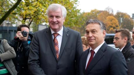 Der bayerische Ministerpräsident Horst Seehofer (links) wird am Freitag in Budapest von Ungarns Präsident Viktor Orban empfangen. (Archivfoto)