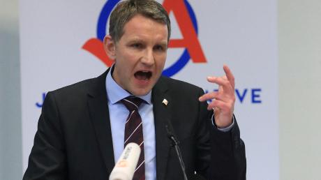 Einer der umstrittensten AfD-Politiker ist Björn Höcke, Fraktionsvorsitzender im Thüringer Landtag. Er zeigt keinerlei Toleranz gegenüber Flüchtlingen.