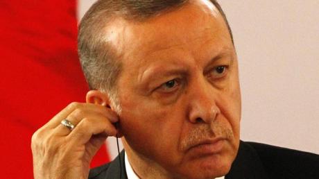 Der türkische Präsident Erdogan will, dass Jan Böhmermann für seine Schmähkritik zur Rechenschaft gezogen wird.