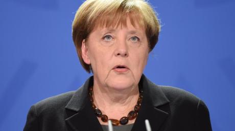 Kanzlerin Merkel hat das Schmähgedicht als «bewusst verletzend» kritisiert.