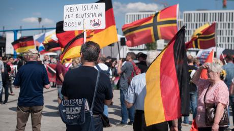 Demonstration der rechtspopulistischen Bewegung „Wir für Berlin & Wir für Deutschland“ in der Bundeshauptstadt.  	