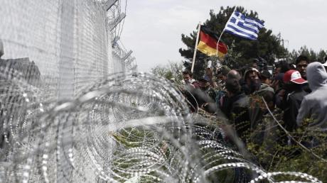 Im Mai 2016 forderten Migranten, dass die  Balkanroute geöffnet und ihnen die Weiterfahrt nach Zentraleuropa erlaubt wird. Tausende sind mittlerweile in Griechenland gestrandet.