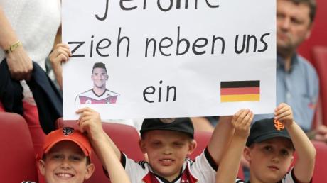 «Jerome zieh neben uns ein». Junge Fans vor dem Spielbeginn in Augsburg mit einem solidarisierenden Plakat.
