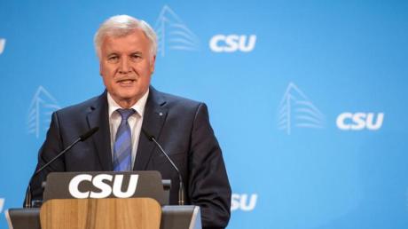 Horst Seehofer kann laut einer aktuellen Umfrage weiterhin mit der absoluten Mehrheit der CSU in Bayern rechnen. 