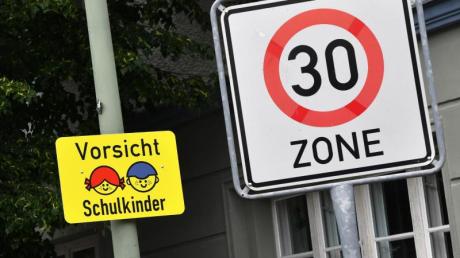 Unfall in Obermedlingen: Ein Autofahrer hat ein Kind übersehen, das aus dem Schulbus ausgestiegen ist und die Straße überqueren wollte.