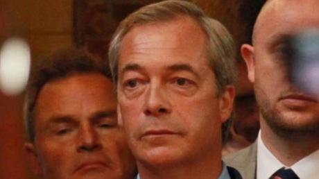 Nigel Farage gibt den Vorsitz der EU-feindlichen Partei Ukip auf. 