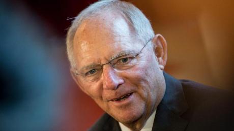 Bundesfinanzminister Wolfgang Schäuble (CDU) hat in einem Gastbeitrag in der "Welt am Sonntag" die Diskussionen um Flüchtlinge als teilweise wirr kritisiert.