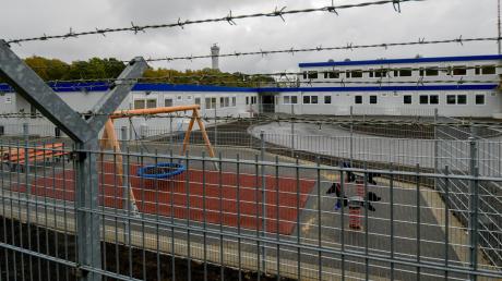 Am Hamburger Flughafen wurde ein neuer „Ausreisegewahrsam“ für Flüchtlinge samt Spielplatz in Betrieb genommen. Doch selbst innerhalb der EU klappt es mit Rückführungen kaum.