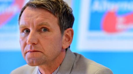 Thüringens AfD-Chef Björn Höcke hält, was er verspricht: «Deftige Hiebe auf den politischen Gegner».