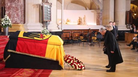 Bundespräsident Joachim Gauck und Alexandra Freifrau von Berlichingen verneigen sich vor dem Sarg des verstorbenen, ehemaligen Bundespräsidenten Roman Herzog in Berlin. Herzog wurde 2017 mit einem Trauerstaatsakt gewürdigt. 