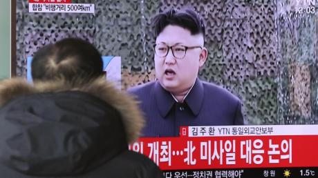 An einem Bahnhof in Seoul ist auf einem Fernseher der nordkoreanische Machthaber Kim Jong Un zu sehen. Das Schriftband auf dem TV lautet: "Der Norden hat eine Rakete abgefeuert".
