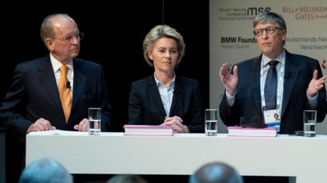 Wolfgang Ischinger (links), Ursula von der Leyen und Bill Gates auf der Münchner Sicherheitskonferenz.