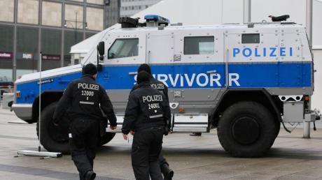 Spezialkräfte bewachen den Europäischen Polizeikongress in Berlin. Ein Schwerpunkt der Veranstaltung: die Bedrohung durch radikale Islamisten.  	 	