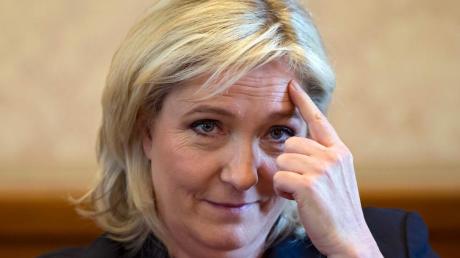 Vor den Präsidentschaftswahlen will sich Marine Le Pen nicht mit der Polizei über die Bezahlung ihrer Assistentin im EU-Parlament unterhalten.  	 	