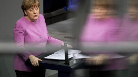 Angela Merkel gibt eine Regierungserklärung zum bevorstehenden EU-Gipfel ab.