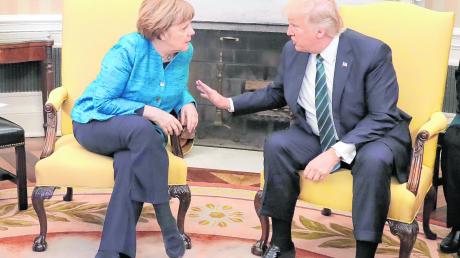 Noch etwas steif: Bundeskanzlerin Angela Merkel bei US-Präsident Donald Trump im Weißen Haus. 	 	