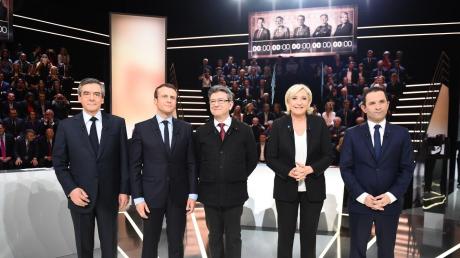 Die fünf Kandidaten im TV-Studio (von links): François Fillon, Emmanuel Macron, Jean-Luc Mélenchon, Marine Le Pen und Benoît Hamon.  	