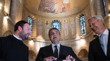 Sigmar Gabriel (Mitte), der gestern in Jerusalem die Dormitio-Kirche besuchte, lobt Frankreichs Emmanuel Macron in den höchsten Tönen. 	 	